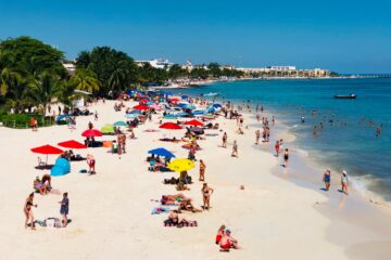 Over 13,000 Americans travel daily to Cancun despite restrictions