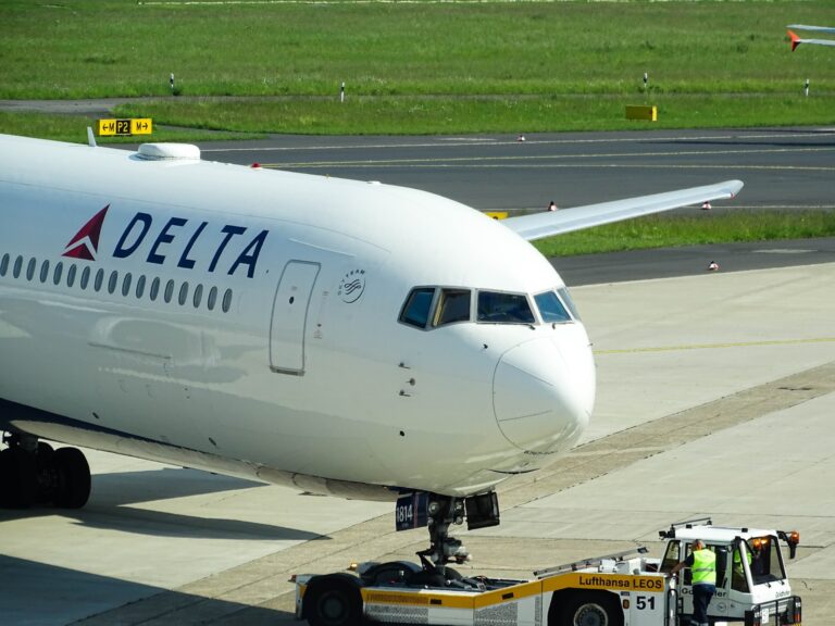 Unvaccinated Delta Air Lines Workers to Face a $200 Monthly Surcharge