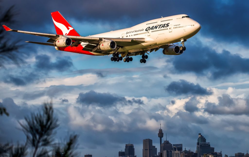 qantas boeing 747 landing