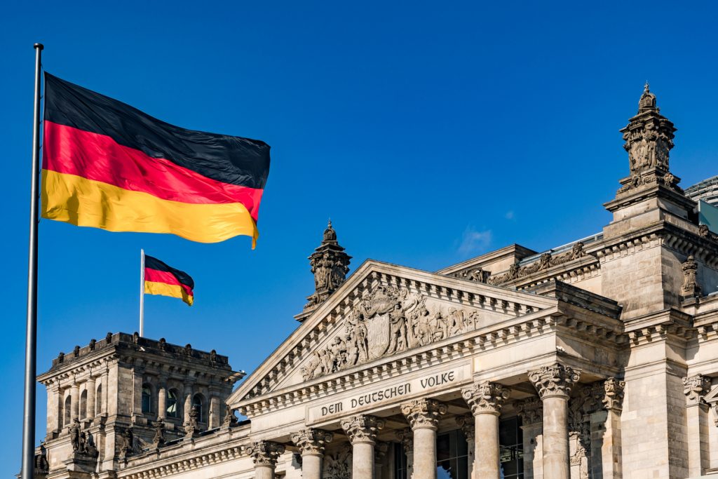 tyska flaggan på regeringsbyggnaden
