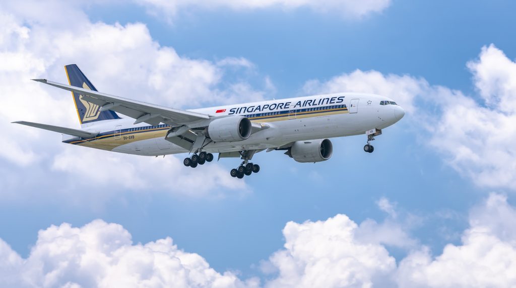 singapore airlines airplane landing