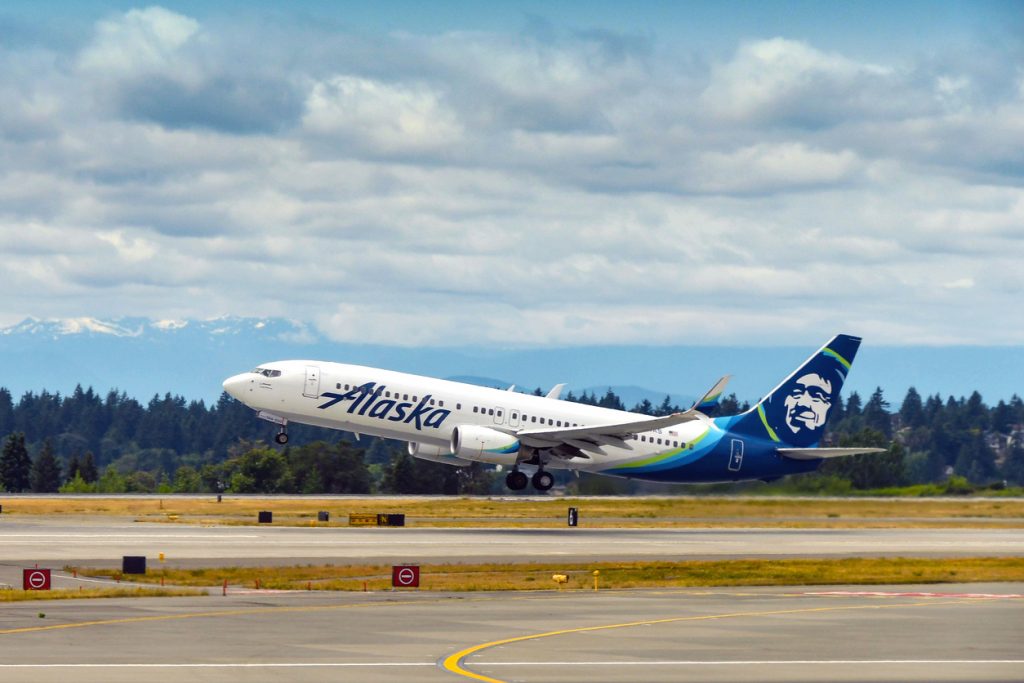Alaska Airlines Boeing 737 taking off
