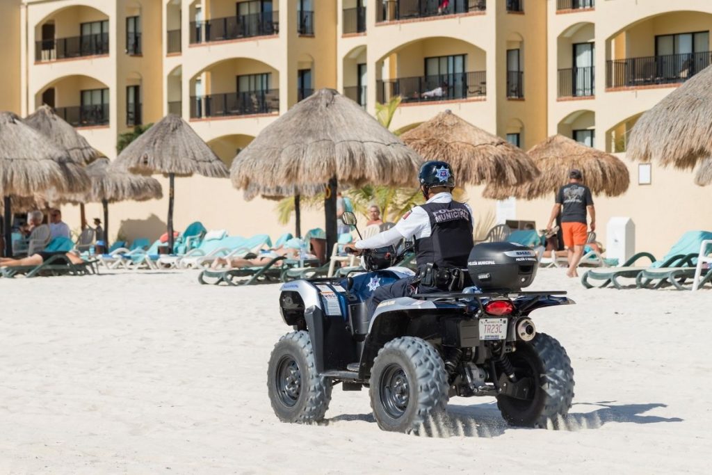 Polisen i Cancun patrullerar turistområden under strandförstärkningsprogrammet