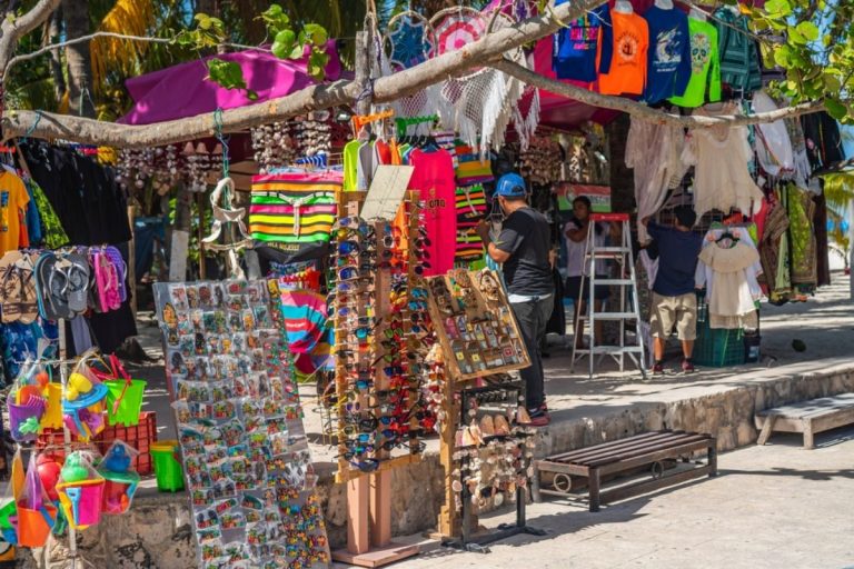 Cancun Authorities Urge Locals Vendors Not To Overcharge Tourists During Easter
