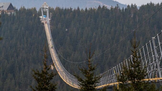 Sky Bridge 721, The World's Longest Suspended Pedestrian Bridge