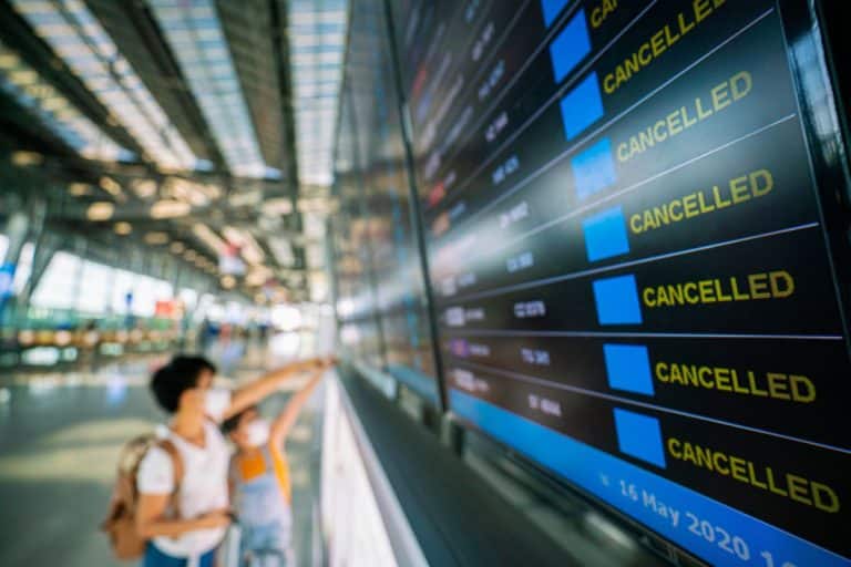 Almost 9000 U.S. Flights Delays And Cancelations Due To Pilot Shortages And Bad Weather