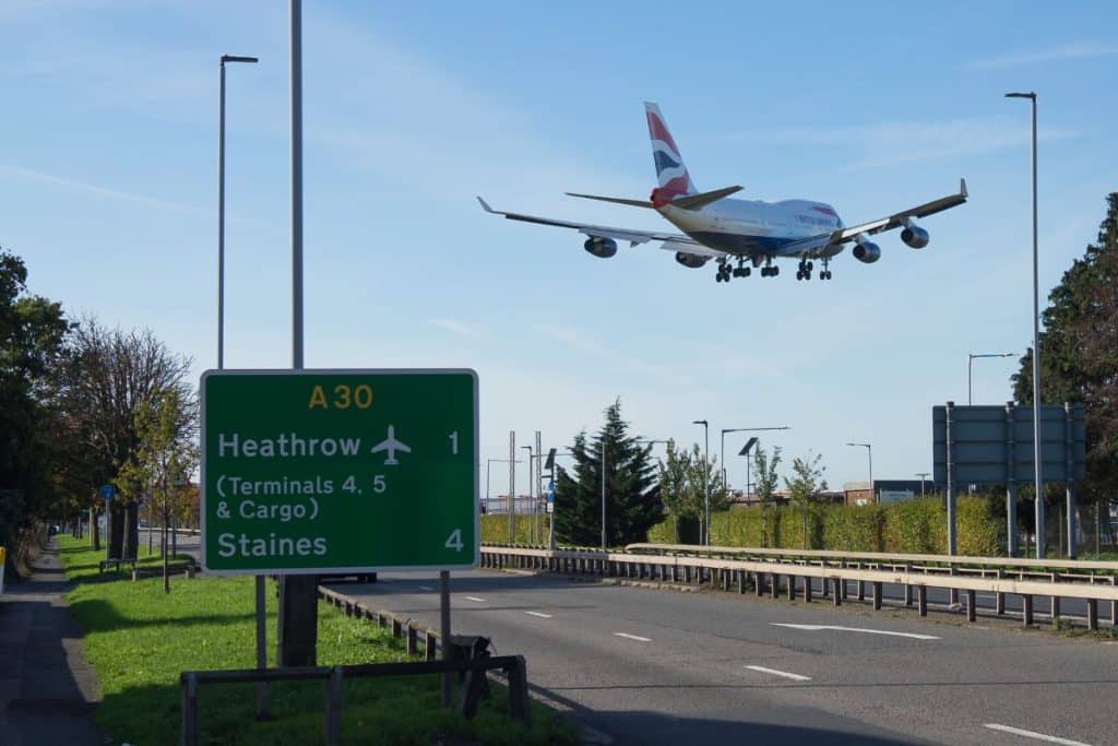 Flygplan som landar på Heathrow flygplats