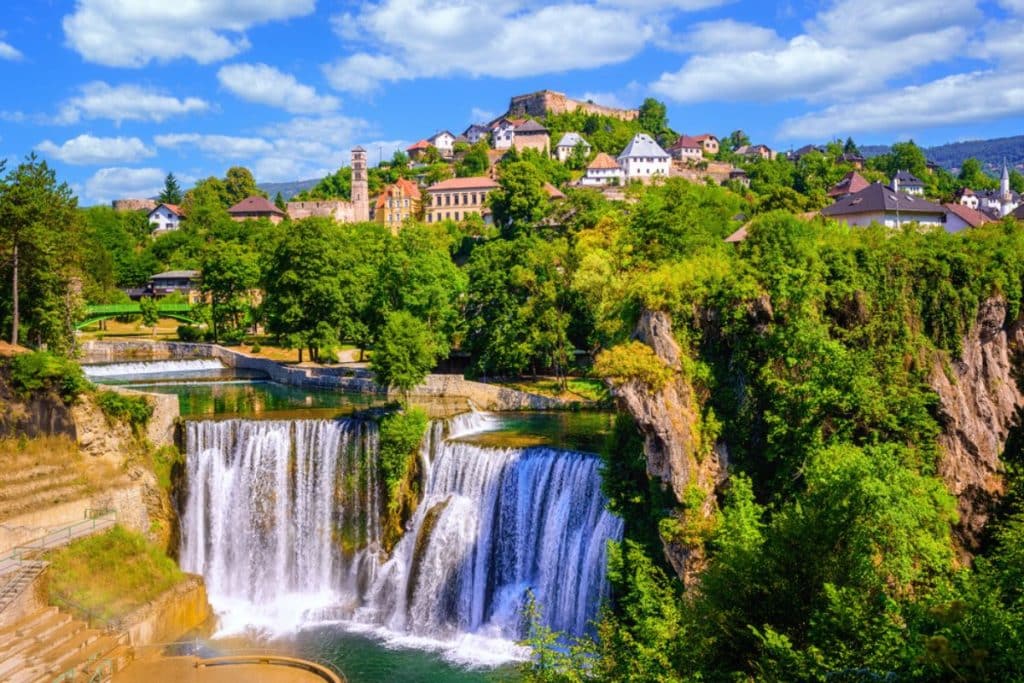 Pliva vattenfall vid Jajce stad i Bosnien och Hercegovina