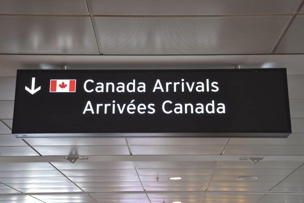 canada arrivals sign