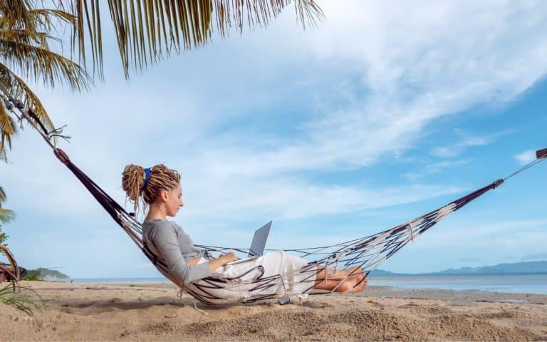 Digital Nomadism Could Be The Perfect Self-Medication For Your 9-5 Burnout
