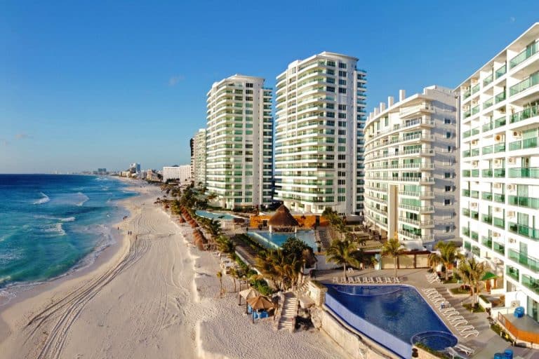 Hotels In Cancun Are Full Of Americans Despite The Travel Warnings