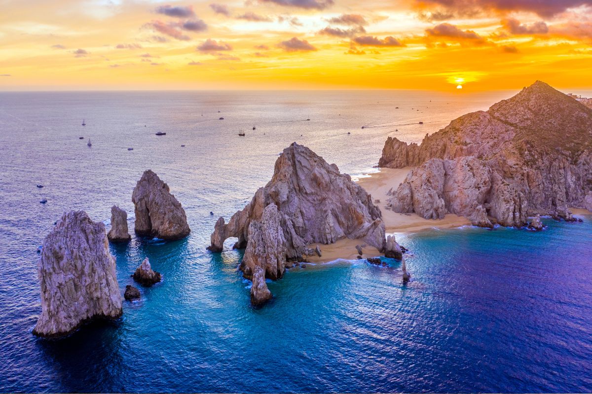 What does the current U.S. Travel Advisory say about traveling to Los Cabos?