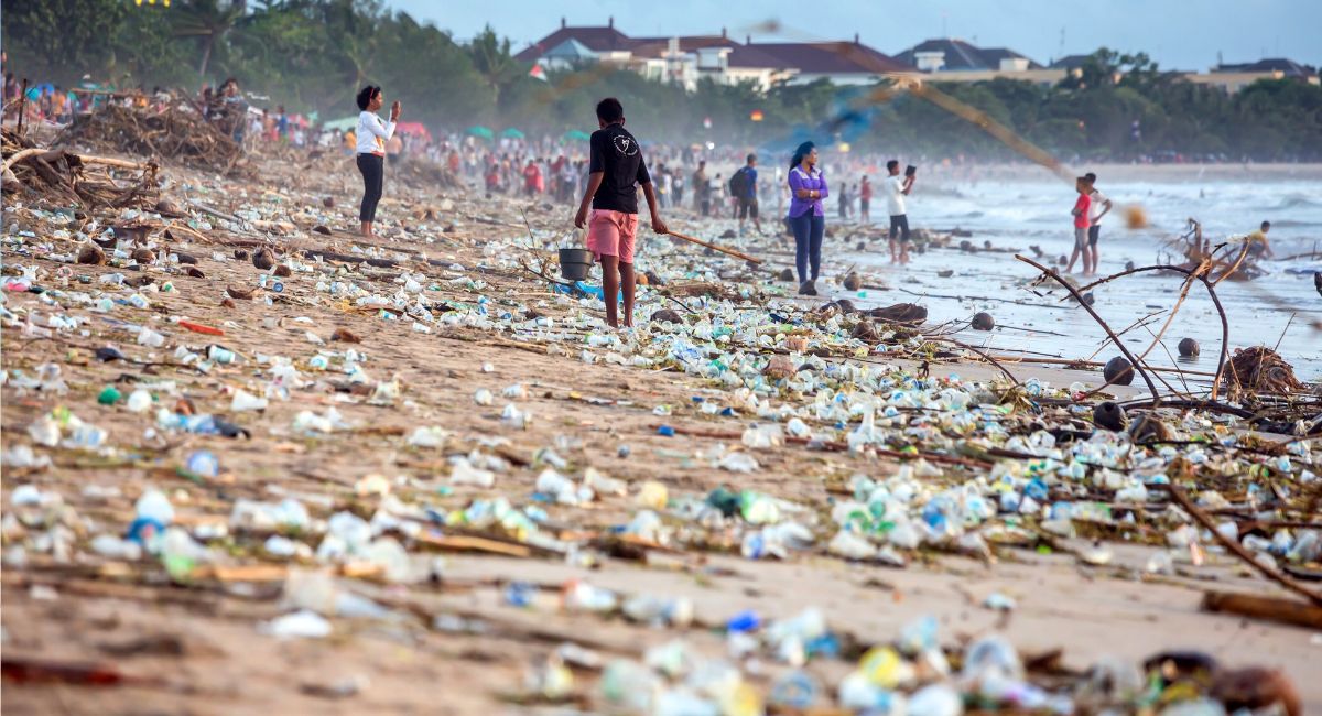 Photos Of Bali's Beach Buried Under Tons Of Trash Go Viral